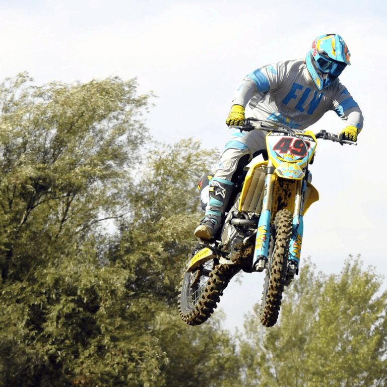 Mike Wohner im Sprung auf Motorrad Suzuki RMZ 450.