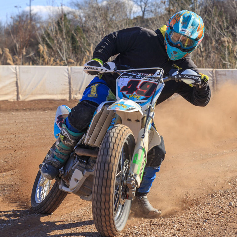 Motorradfahrer Mike Wohner auf Türkis gelbes Motocrossbike Suzuki RMZ 450 von Mike WohnerTürkis gelbes Motocrossbike Suzuki RMZ 450 von Mike Wohner auf Suzuki RMZ 450